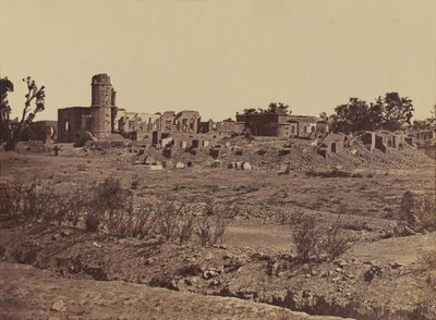 Begraafplaats bij een residentie in Lucknow, ca. 1858 (sepia foto) door English Photographer